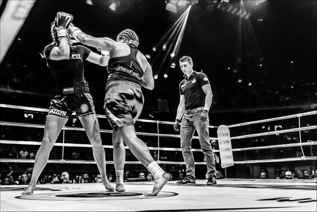 Najat Hasnouni in gevecht tijdens een bokskamp