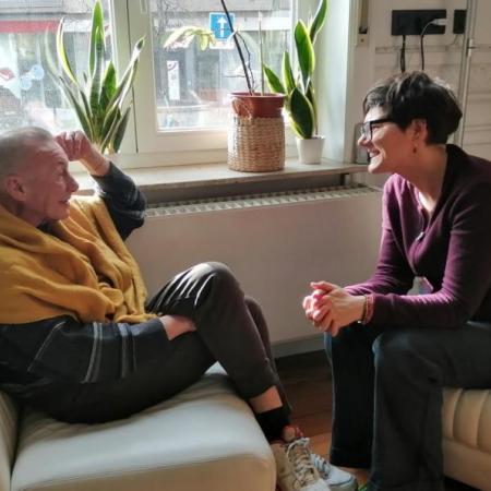 levende bibliotheek Citizenne Twee mensen lachend en in gesprek op de zetel