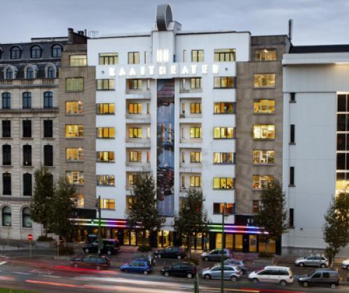 Wie ons zoekt, vindt ons in Gallaitstraat 76 -78 Schaarbeek! Een beeld van de verlichtte voorgevel van het Kaaitheater