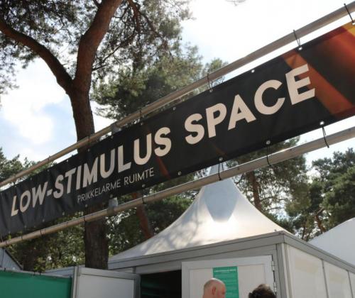 Tussen beats en stilte: de opmars van prikkelarme ruimtes op festivals Tussen beats en stilte: de opmars van prikkelarme ruimtes op festivals