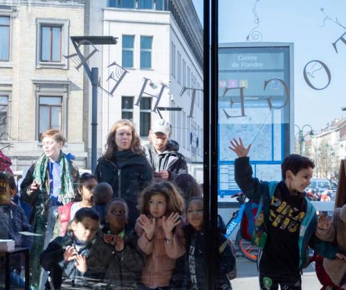zicht vanuit de box op publiek, jong en oud, in Molenbeek