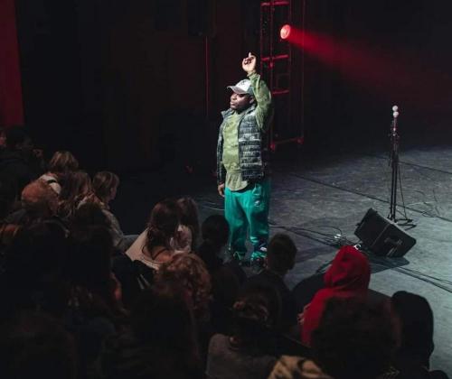 Kwame Afriyie tijdens optreden in theaterzaal