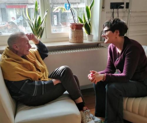 levende bibliotheek Citizenne Twee mensen lachend en in gesprek op de zetel