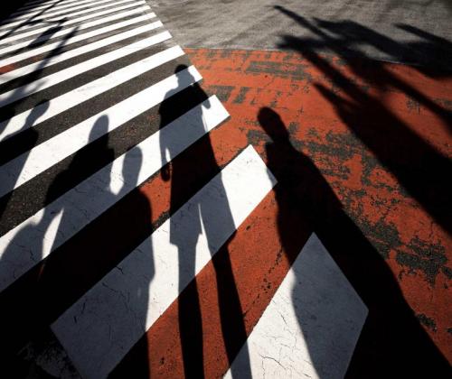 foto_Freepik schaduwen van mensen op een zebrapad in de stad